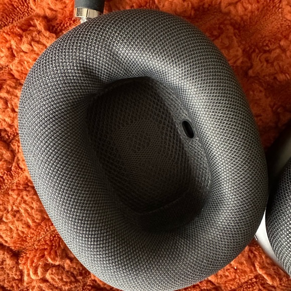 Apple AirPod Max’s - Picture 5 of 8
